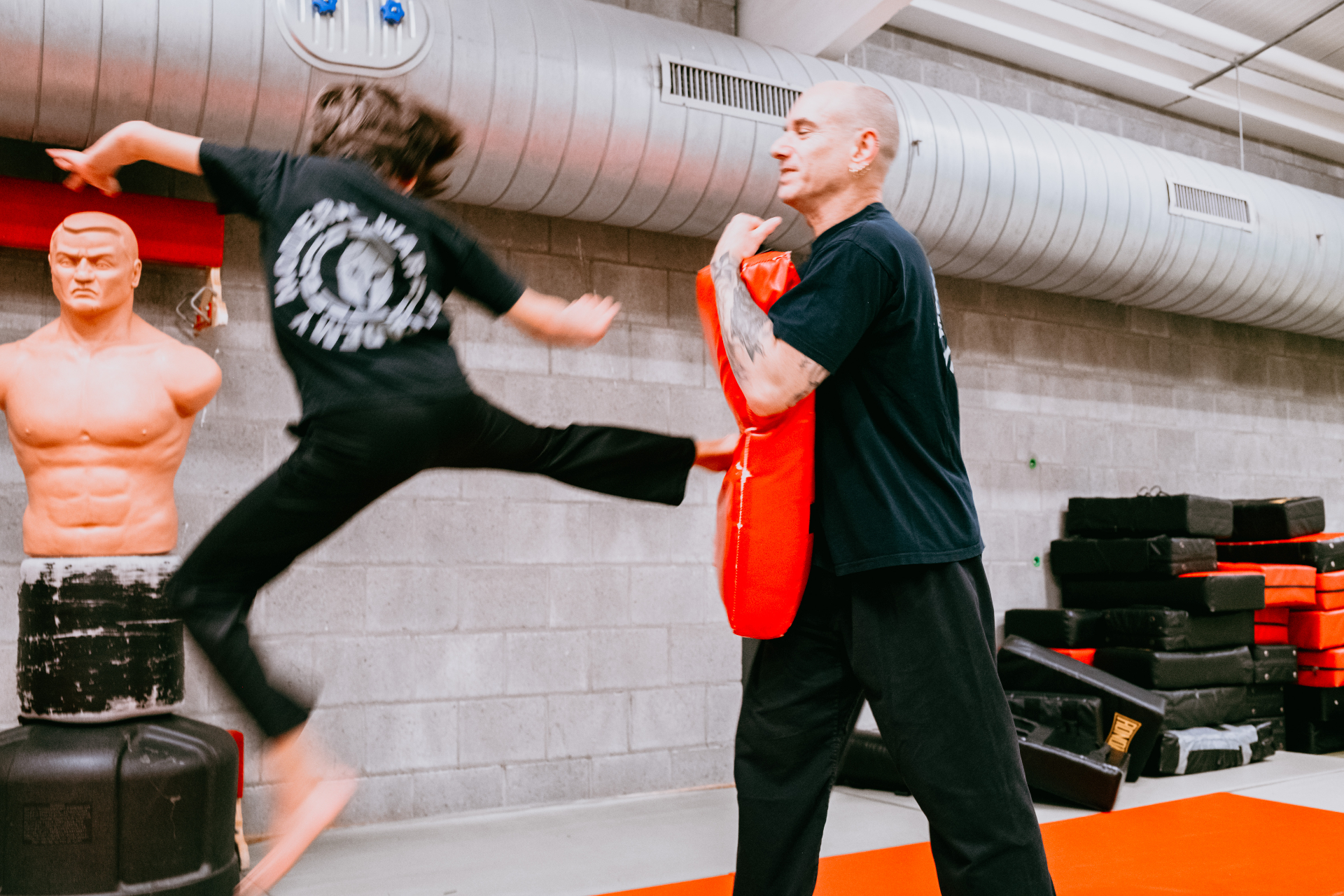 Trainer en leerling tijdens een Kenpo-techniek